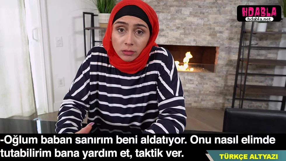Çekingen bir şekilde türbanlı bir kadına masaj yapıyorum.
